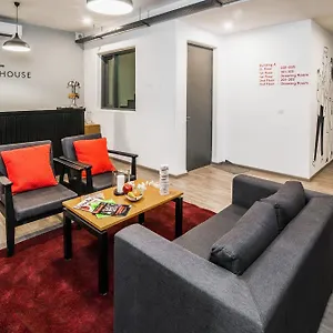 Super Townhouse Galleria Market Near Golf Course Road Hotel